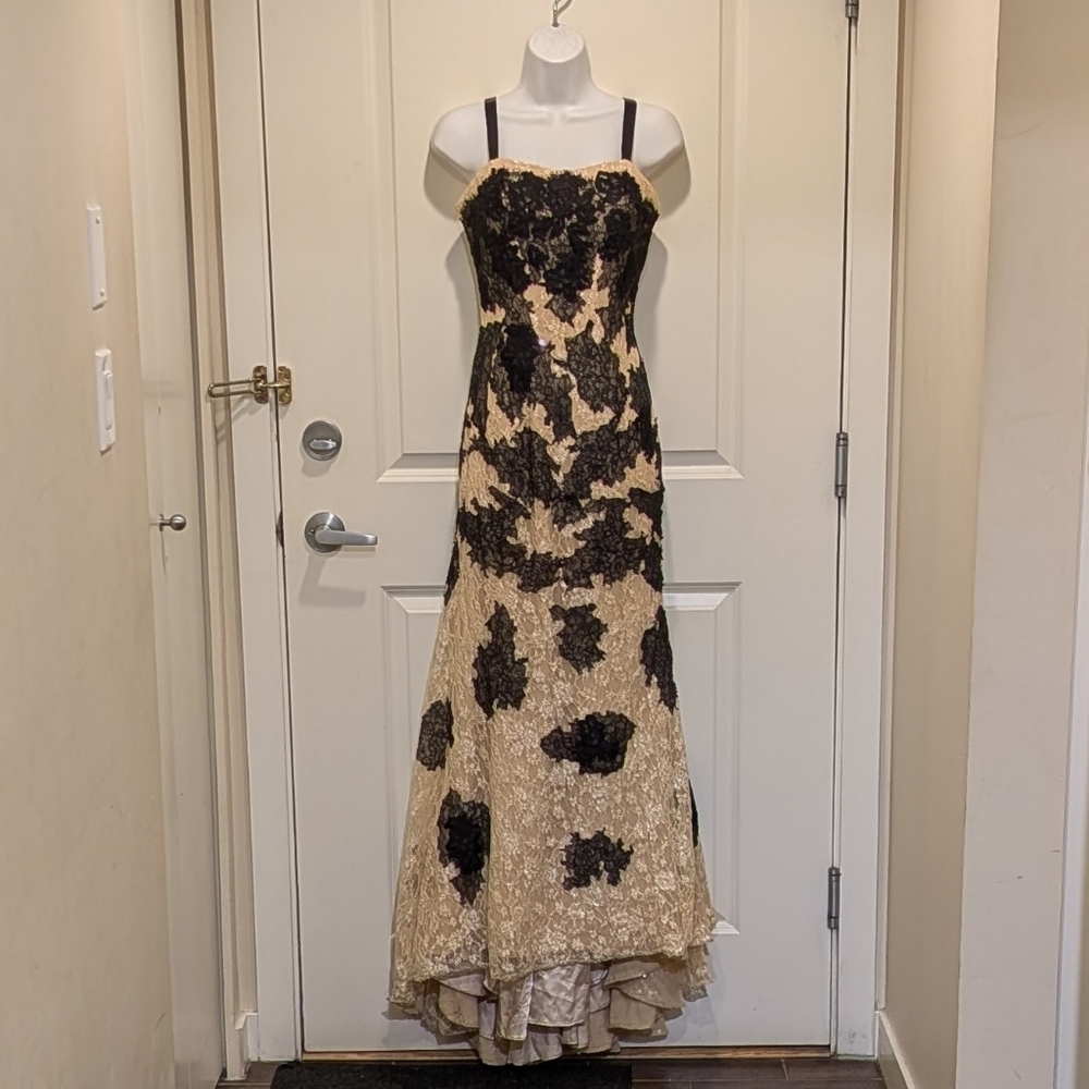 EUC Tony Bowls 6 Black and Tan Lace Applique Sequin Underlayer Gown